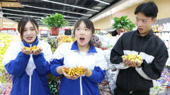 同学们去逛超市买零食，没想最后只买了三个巧