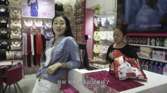 小伙和美女互换灵魂，去逛*店大饱眼福, 在店里