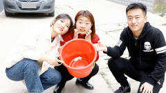 河南方言搞笑剧：呆萌小茉莉和姐姐在水桶里玩