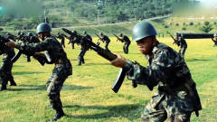 泰国武警部队做操，口号太逗，动作猥琐，原谅