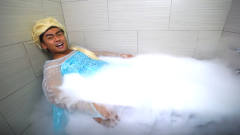 直男装扮成冰雪女王跳进冰块浴池，网友：这也