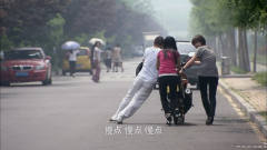 家有喜妇：逗比小伙不会开摩托车，一路推着车