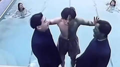 手下犯错。黑老大整蛊手下搞笑