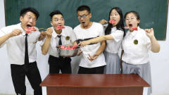 老师请同学吃“怪味西瓜串串”，结果同学转眼