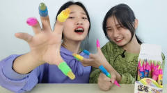 俩妹子试吃趣味“逗笔手指糖”，能写能吃真好