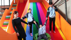 短剧；老师带同学玩飞翔滑滑梯，倩倩害怕拉着