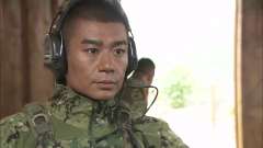 女兵体力不支累到在地，长官竟然放狗咬，这段