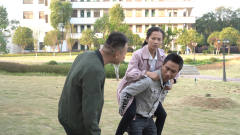 小伙吹牛要把老婆背上珠穆朗玛，前男友在一旁