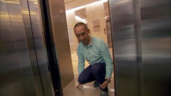 逗比小伙在商场玩电梯门，保安以为是个弱智，