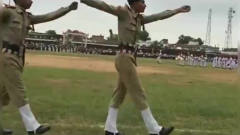 印度阅兵太搞笑，憋不住笑不停，哈哈哈哈！