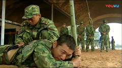 《士兵突击》部队的硬汉技能突出，不料被这兵