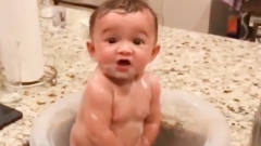 宝宝自己偷偷洗澡，不料被爸爸撞见了，接下来