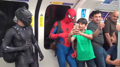 蜘蛛侠与黑豹街头搞笑，地铁里也不忘与真爱粉