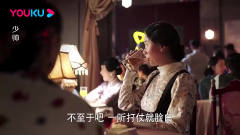 姐弟俩说话从不见外，张学良上去亲一口：你把