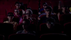 家有喜妇：**跟孙子夫妇看3D电影，边看边大喊，