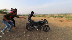 印度小哥让摩托车实现自动驾驶，这方法也太逗