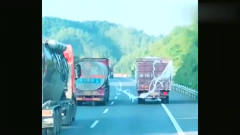 高速上的搞笑一幕，一辆货车货物散落，旁边的