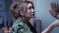 美女厕所门口堵着小哥，一张口就让小哥还钱，