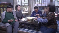 大妈做的馒头太好吃了，胖小子吃的太香，惹工