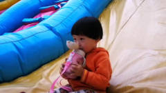 两岁萌娃第一次上游乐园玩，玩的乐此不疲！妈