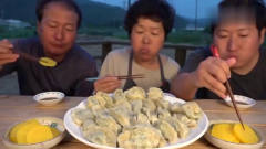 韩国农村家庭的一顿饭，妈妈今天做饺子吃，胖