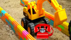 搞笑的玩具挖掘机模仿营救闪电麦昆汽车的儿童