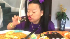 泰国大姐愉快地吃了寿司卷和面条，食物非常美