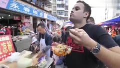 老外在中国：老外四川吃麻辣凉粉，太好吃来不