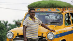 印度的士司机在车顶种草，造型看着搞笑，司机