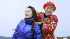 搞笑剧：姑娘看上同村小伙，假装生病让小伙按