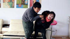 女小偷进屋偷东西，小伙错把小偷当老婆，结局