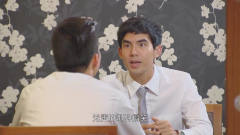 小伙肢体搞笑假装摔倒，想博老头一笑，老头：