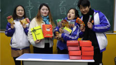 校园剧：老师让同学抽幸运盲盒，同学们的运气
