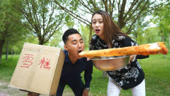 美女卖巨型零食，一个巨型火腿肠卖了999元，太