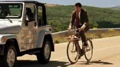 憨豆先生太机智了，骑自行车借助外力不用蹬，