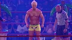 TNA猛男外表刚硬，没想到穿着海绵宝宝的内裤，