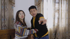 闽南语搞笑视频：美女和男友家中约会，谁知老