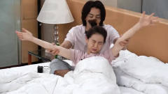 综艺：戚薇这个床太难起了，李承铉又是亲又是