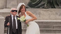 搞笑恶作剧：路人帮盲人拍结婚照，看到了让人