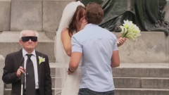 搞笑恶作剧：新娘请路人帮拍结婚照，却没想看