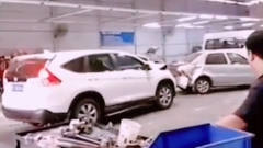 搞笑视频：这哥们一看就是来修车的 满满的诚意
