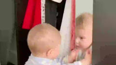 搞笑萌娃：宝宝第一次照镜子，偷偷亲了自己一