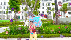 萌宝儿童益智玩具：越看越搞笑！小萝莉撑着伞