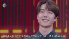 肖战正在照镜子，不料发现王一博在偷看，他的