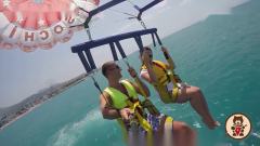 外国情侣体验水上滑翔伞，掉入水中的一刻太逗