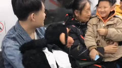 小伙地铁上表演腹语，旁边的小孩神配合，真是