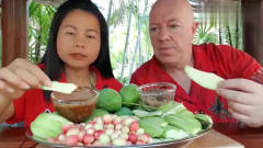 美食：泰国夫妇吃酸芒果，帅气老公被酸的受不
