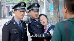 儿子闺女被警官带回家，老爸一看转身就回屋，