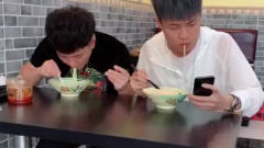 搞笑广西老表 老表想偷许华升的面吃，结果被升
