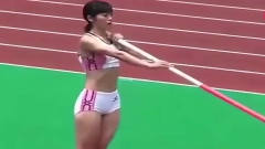 日本女运动员撑杆跳高失误，尴尬到自己都傻了